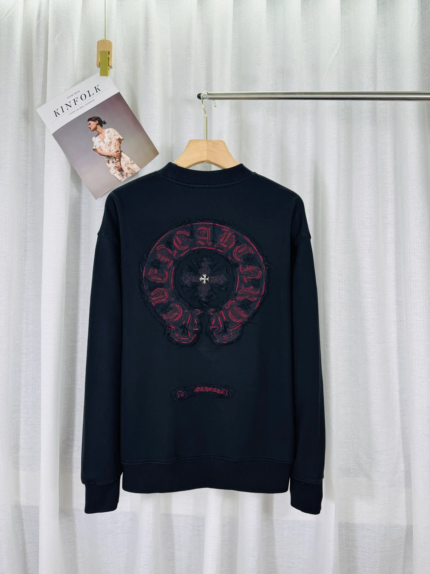 P260 top version, real shot without P, ​​different from market currency) 𝗖𝗵𝗿𝗼𝗺𝗲 𝗛𝗲𝗮𝗿𝘁𝘀/Croxin 2025 3D three-dimensional autumn and winter new original single counter American laser color printed patch embroidered couple casual sweatshirt 👑The highest version! Customized fabric 430g tripe terry fabric! Appliqué embroidery hardware accessories, best-selling items at the counter, very comfortable to wear. Accessories: original molded and authenticated collar label ➕ 100% silk wash water label. Genuine purchase-grade original hangtag➕matching hanging rope➕3D hanging beads➕original packaging bag. Craftsmanship: The original version has consistent wiring! The highest version of the armhole matching technique! Color: White Black Size: S M L XL Style No.: 9305